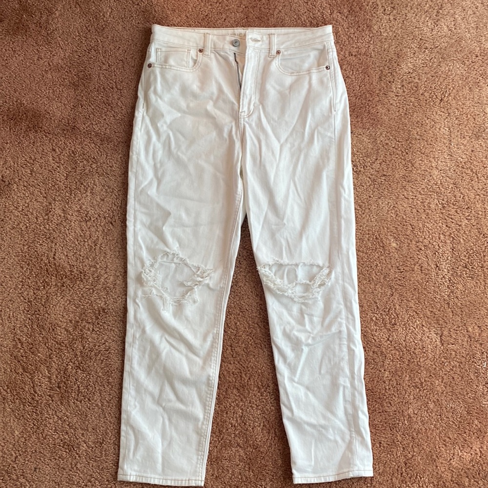 AE STRETCH DISTRESSED MOM JEAN (WHITE)